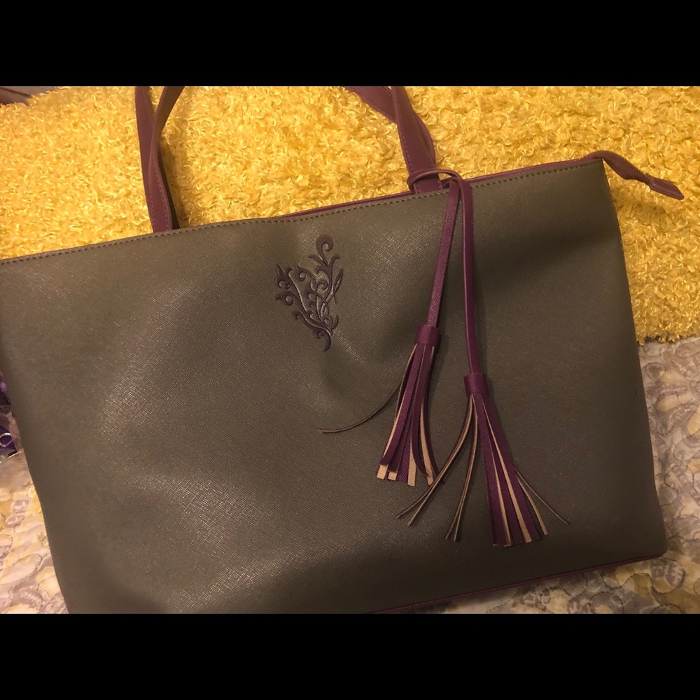 Younique purse.